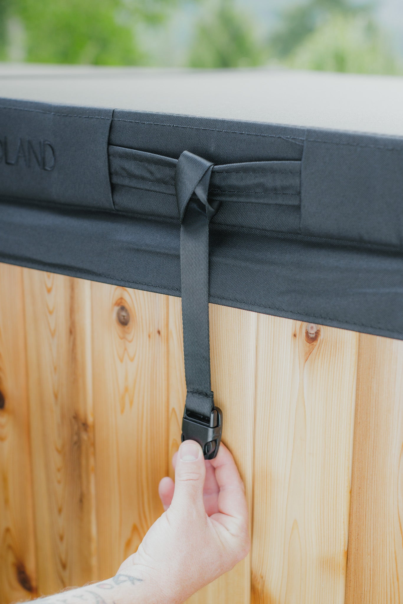 safety straps on insulated tub cover