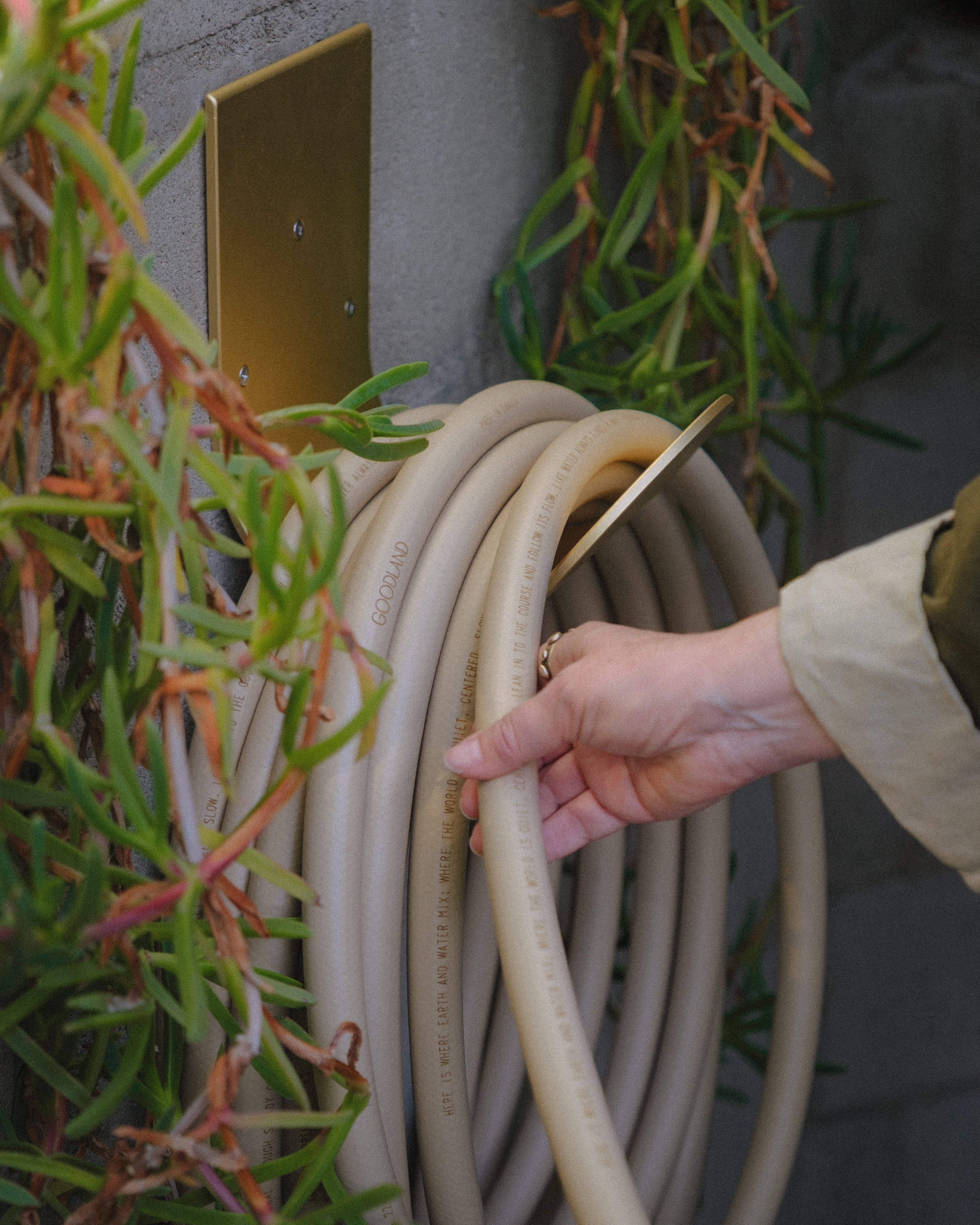 garden hose hook in brass 