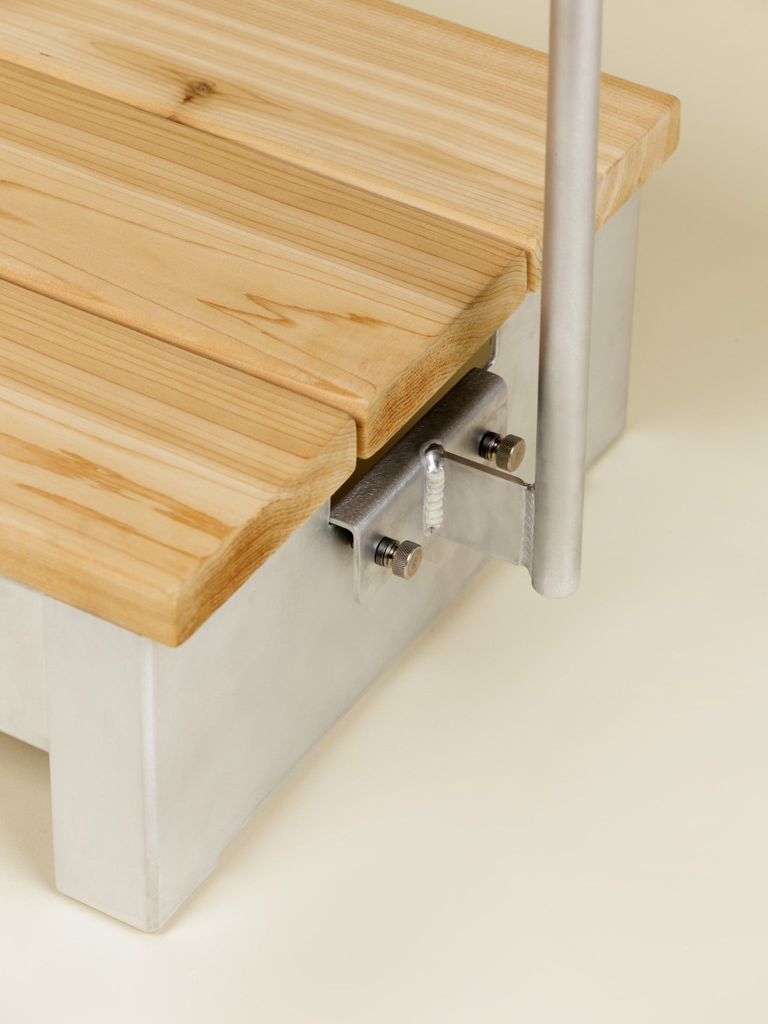 tubside station with removable side table 