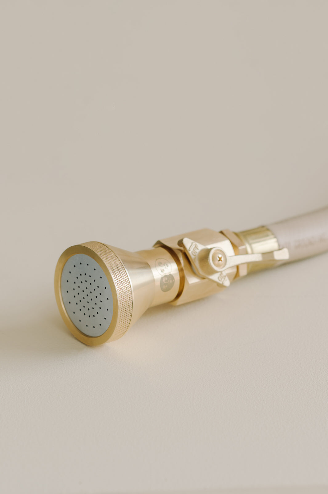 #option_nozzle_shut_off_valve watering nozzle attached to shut off valve and garden hose