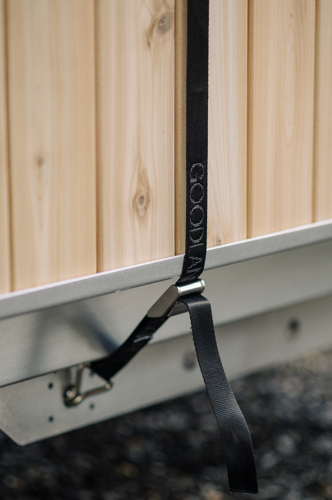 easy to adjust cam straps with stainless steel