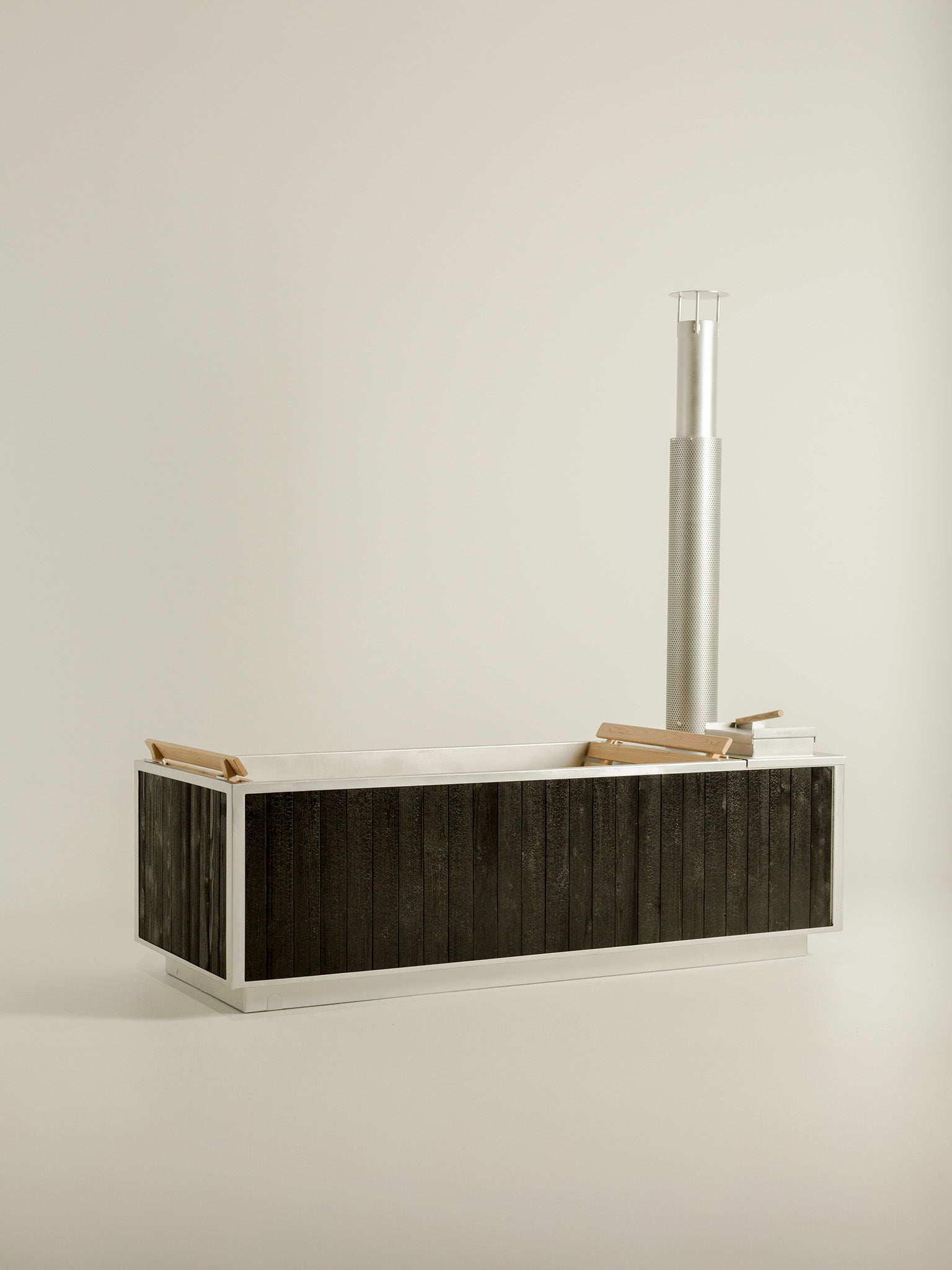 wood burning hot tub in black by GOODLAND #color_soot_black